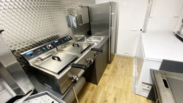 Imbisswagen mieten 59 Chicken Imperial Foodtrailer Imbisswagen Verkaufswagen 008