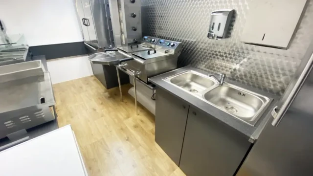 Imbisswagen mieten und kaufen 60 Chicken Imperial Foodtrailer Imbisswagen Verkaufswagen 009