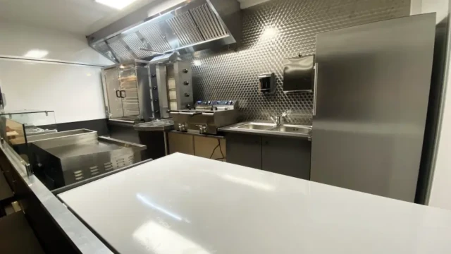 Imbisswagen mieten und kaufen 61 Chicken Imperial Foodtrailer Imbisswagen Verkaufswagen 010