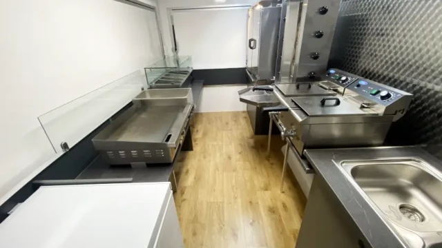 Imbisswagen mieten 62 Chicken Imperial Foodtrailer Imbisswagen Verkaufswagen 011